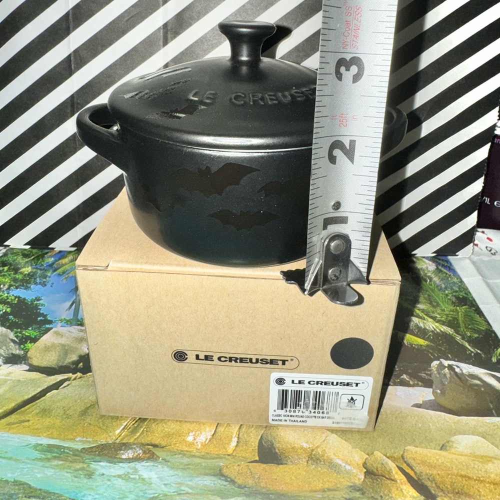 NIB Le Creuset Halloween Licorice Matte Black 10CM Halloween Bat Cocotte RARE - Picture 4 of 13